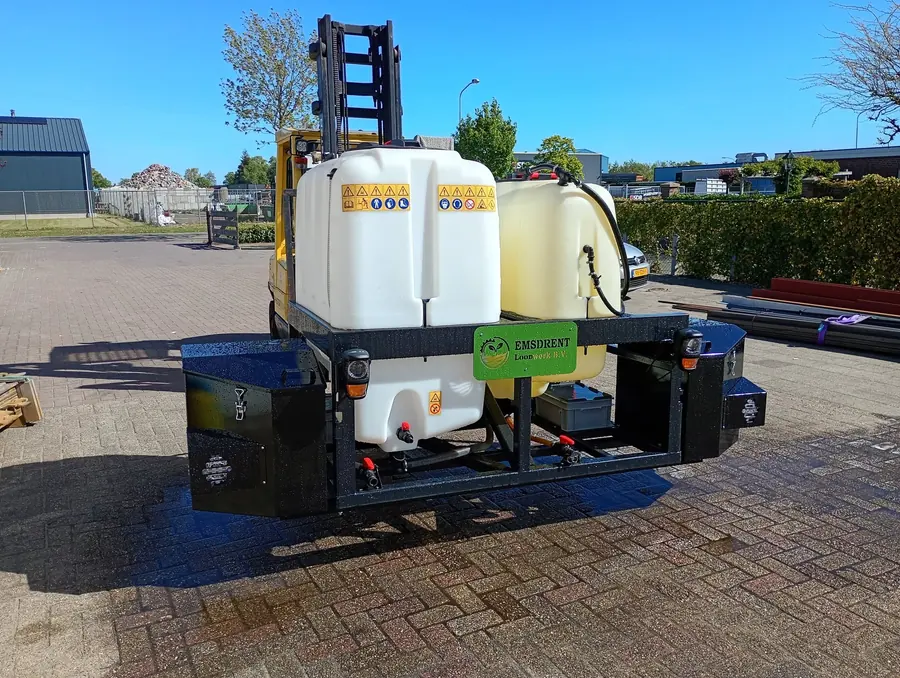 Zwart frame met twee tanks, kranen en opbergkisten