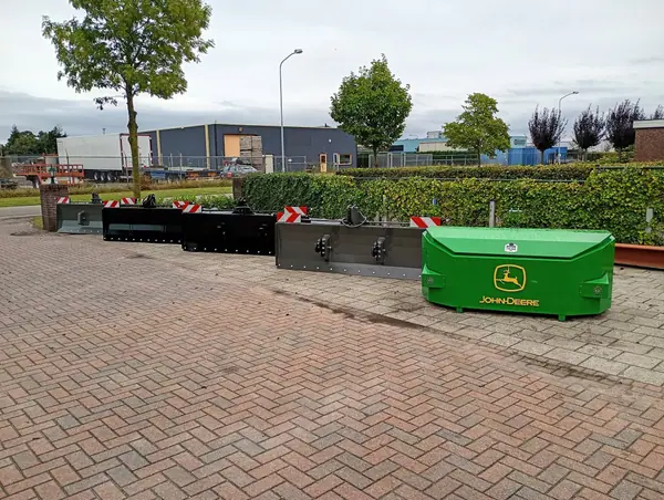 Schuifbladen en een John Deere-frontgewicht op het erf
