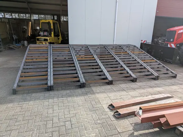 Oprijrampen in blank staal, net na het laswerk