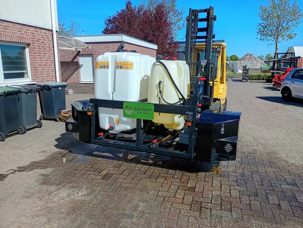 Fronttank-opbouw van opzij met verlichting en afsluiters