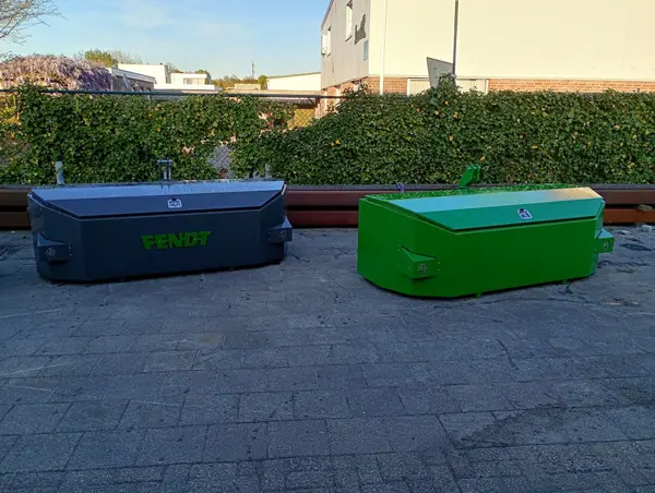 Grijs frontgewicht met Fendt-logo naast een groen frontgewicht