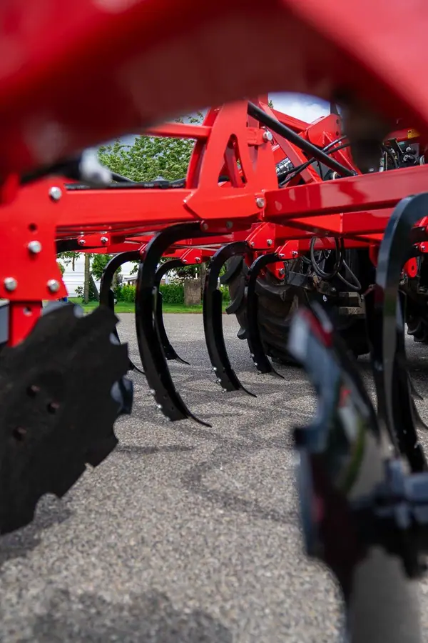 Cultivator met dakringrol