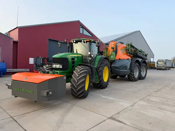 Grijs-oranje frontgewicht met Amazone-logo voor een John Deere met veldspuit