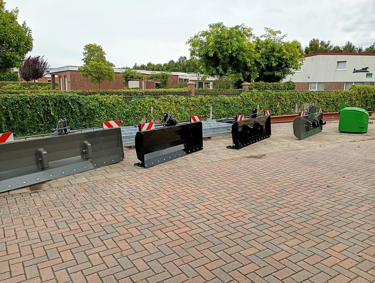 Rij schuifbladen in grijs en zwart met een groen frontgewicht