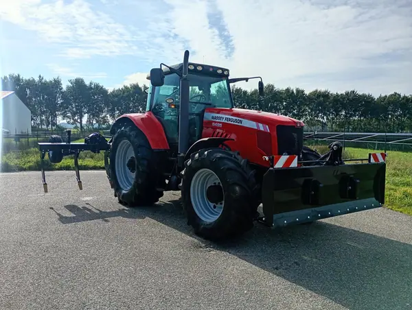 Rode trekker met zwart schuifblad voorop en woeler achterop