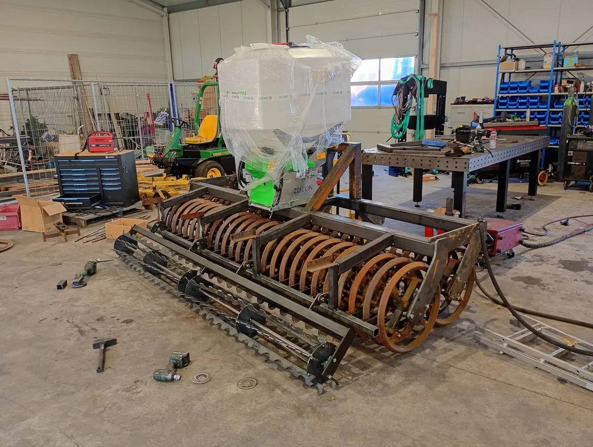 Zaaicombinatie in aanbouw in de werkplaats met ringrol en strooier