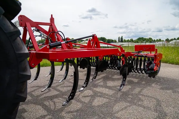 Cultivator met dakringrol
