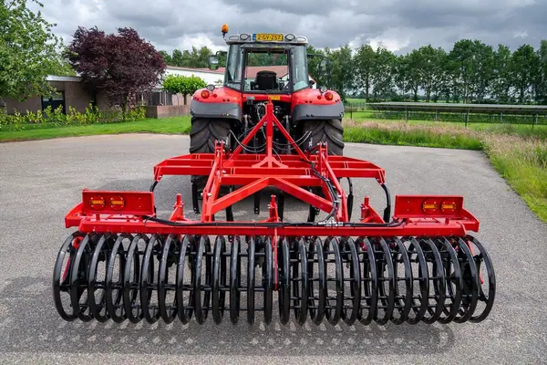 Cultivator met dakringrol